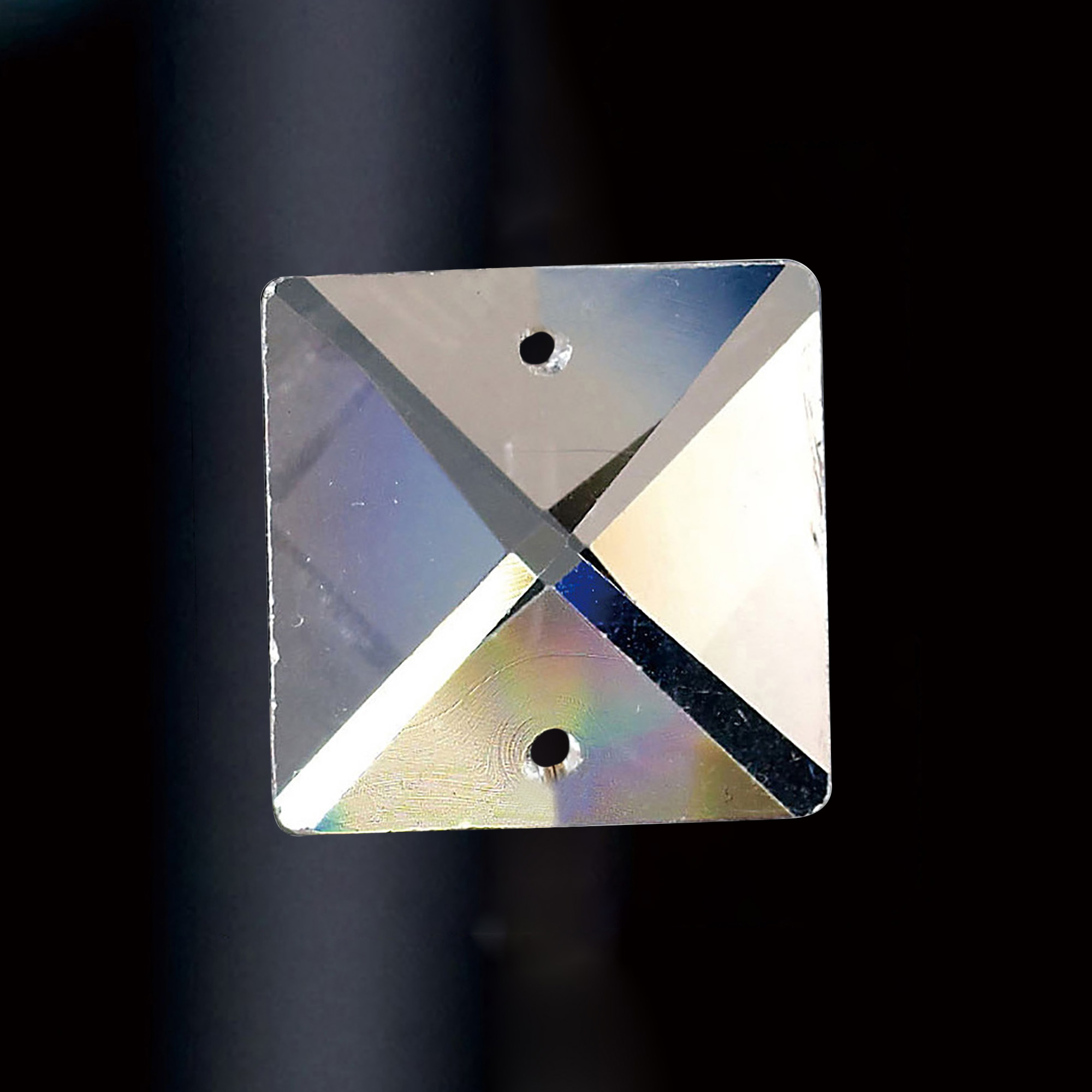 C70041  Crystal Square Without Ring 18mm 2 Holes